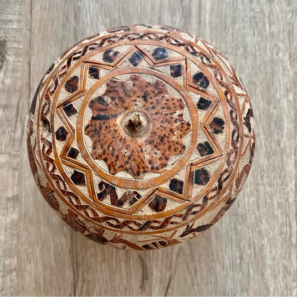 VINTAGE HAND‎ CARVED PERUVIAN GOURD FOLK ART / SOUTH AMERICAN ART